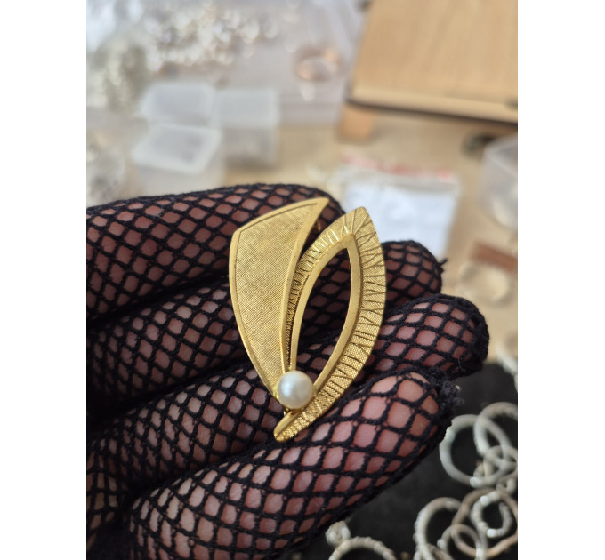 Art Deco Style Gold Leaf Brooch with Synthetic Pearl — Vintage by SilverBuds