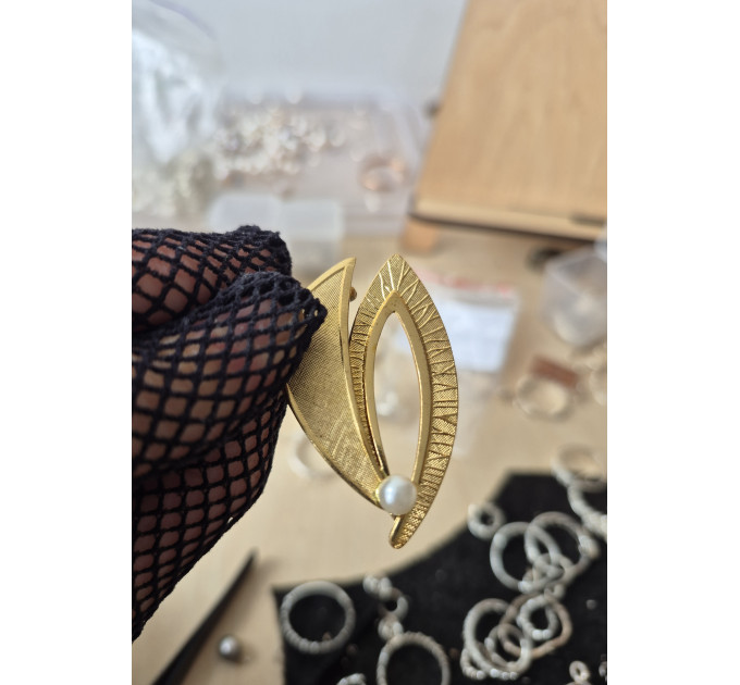 Art Deco Style Gold Leaf Brooch with Synthetic Pearl — Vintage by SilverBuds