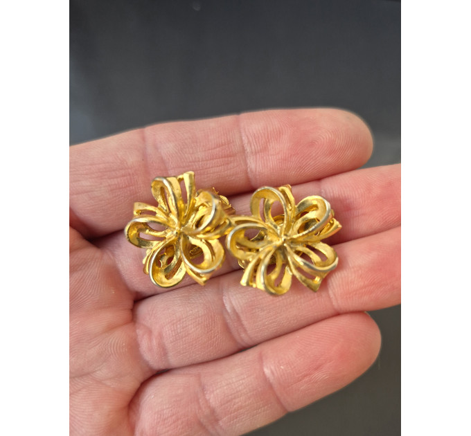 Vintage Gold Tone Floral Clip-On Earrings – Statement Flower Earrings